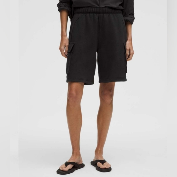 Lululemon Scuba Mid-Rise Oversized Cargo Short 9" Black Size S - Picture 1 of 12